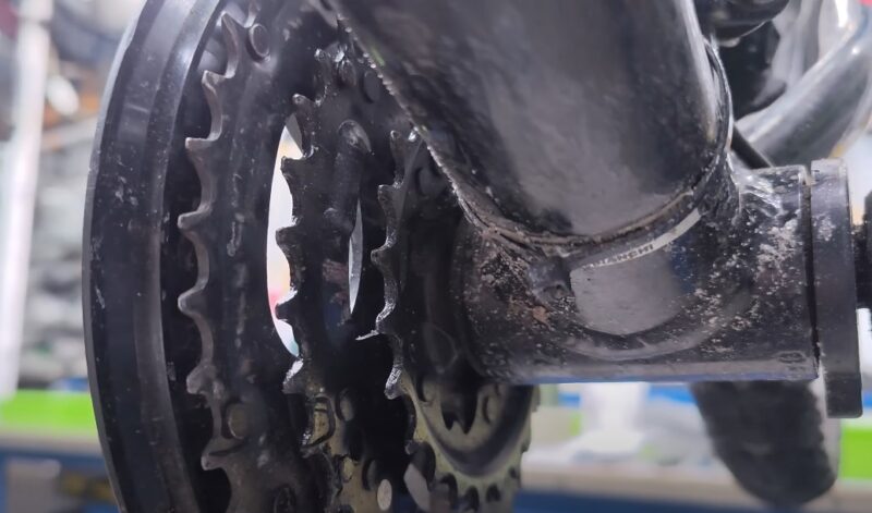 Cleaning bike chains